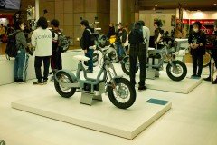 写真①電動オートバイの展示